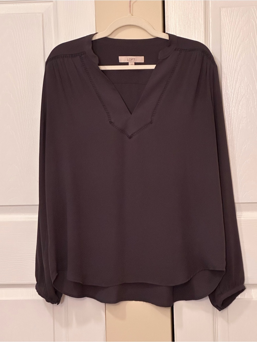 LOFT Dark Charcoal V-Neck Long Sleeve Blouse with Subtle Pleating EUC Sz:L